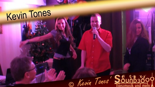 Kevin Tones singt neben Tänzerinnen